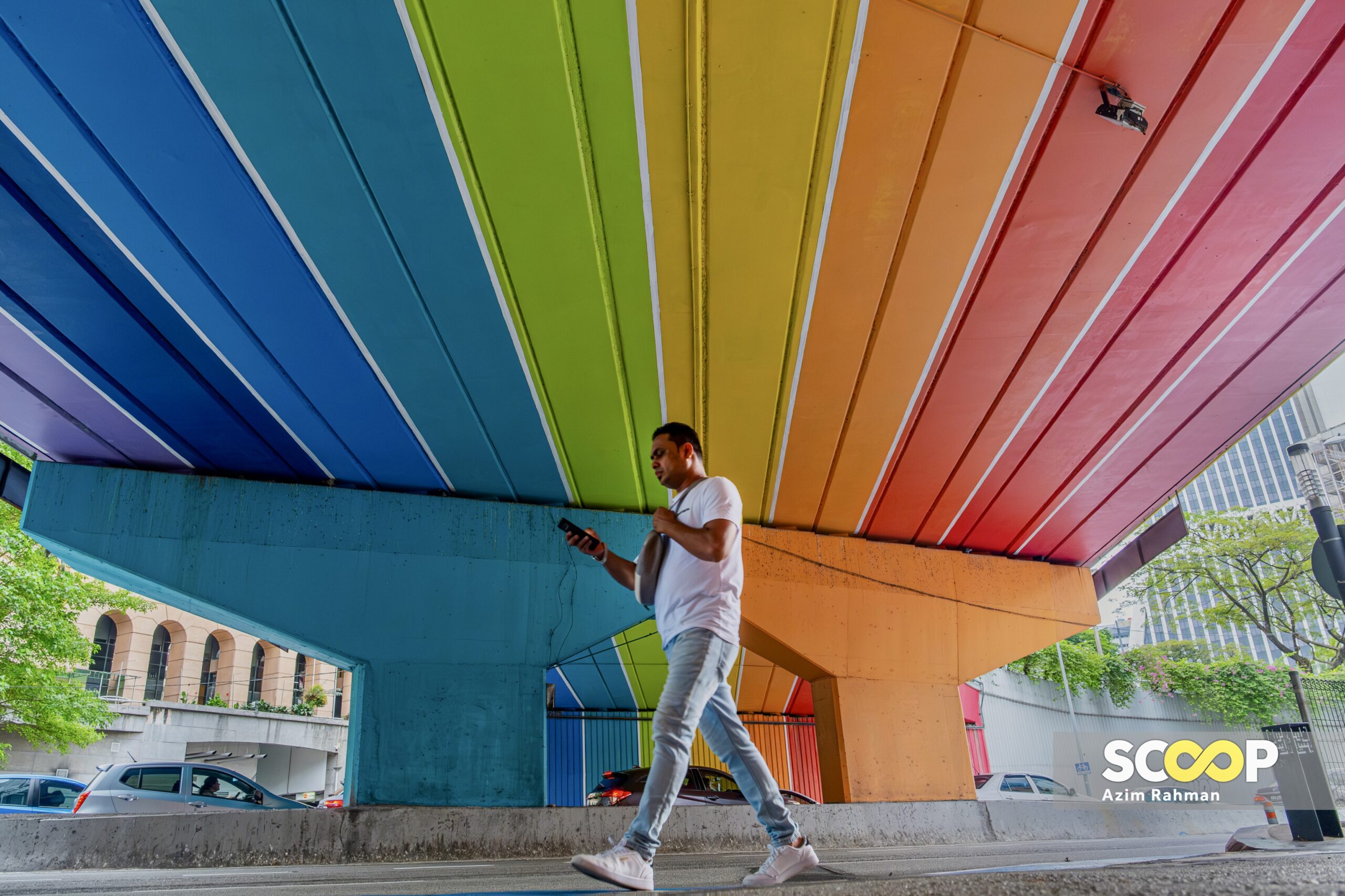 06012024 - Pejalan kaki berjalan di laluan bawah jambatan jejambat dengan keunikan dinding dan siling dicat dengan warna pelangi di Jalan Raja Chulan, Kuala Lumpur - AZIM RAHMAN 2