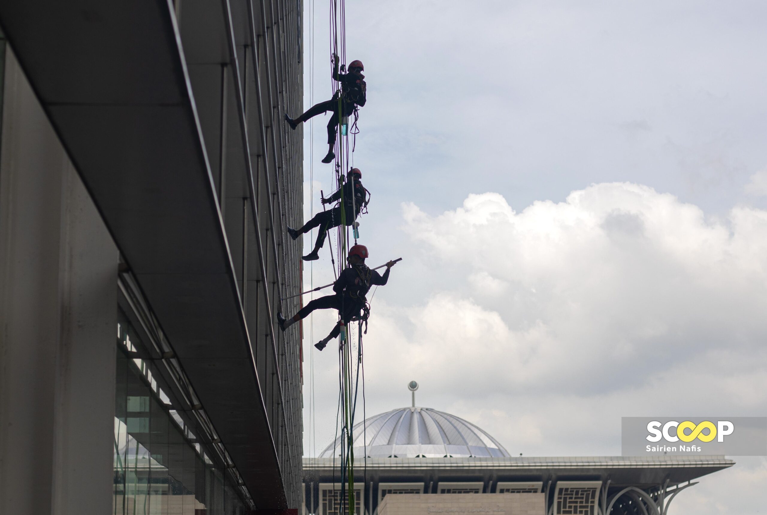 11012024 - Skilled contractors meticulously cleaning the mirrors at the Putrajaya Corporation complex in Precinct 3. On the background is the majestic dome of the Tuanku Mizan Zainal Abidin Mosque - SAIRIEN NAFIS.