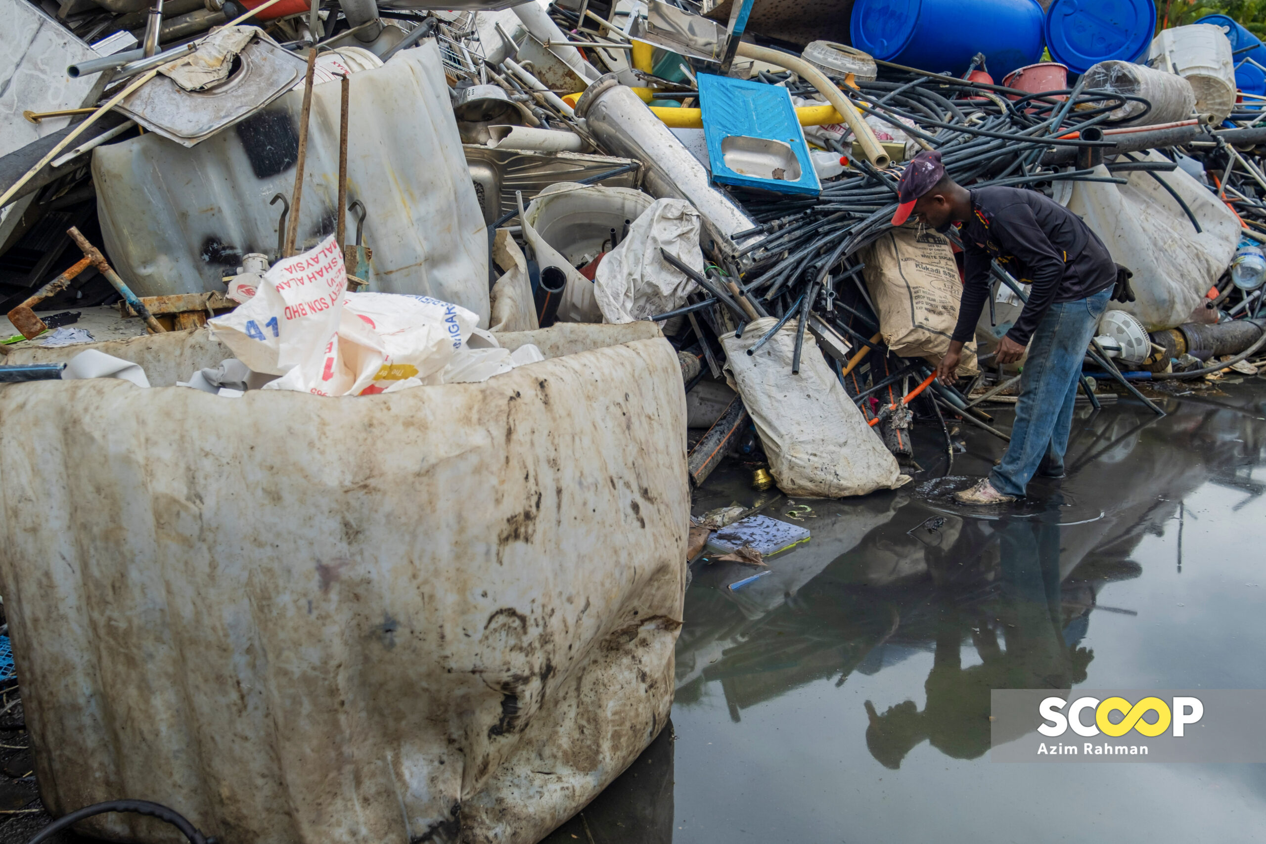 17012024 - Pekerja di tempat jualan barang-barangan lusuh sedang mengasingkan bahan seperti besi dan plastik untuk dikitar semula setelah membelinya dari orang ramai di Bandar Bukit Puchong. - AZIM RAHMAN