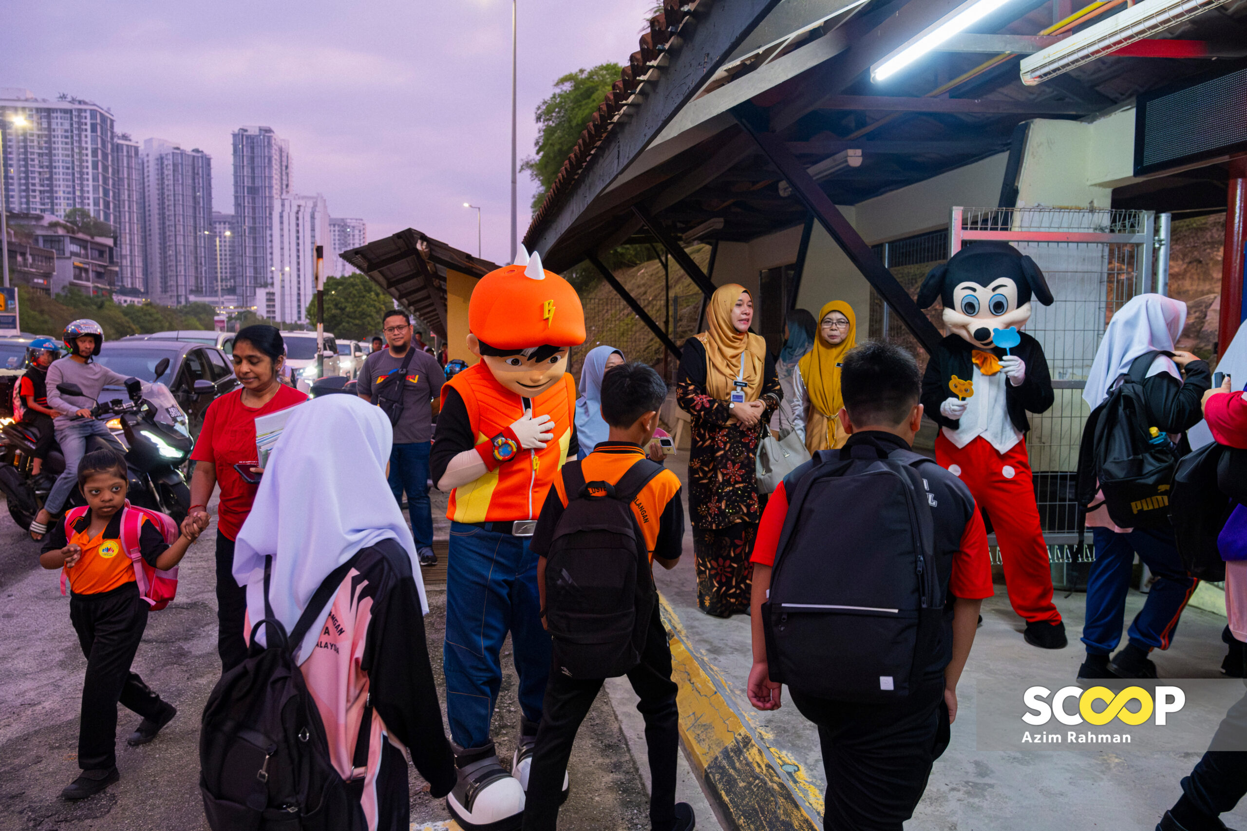 11032024 - Reaksi murid-murid pada hari pertama pembukaan sekolah sesi 2024/2025 di Sekolah Kebangsaan Cyberjaya - AZIM RAHMAN