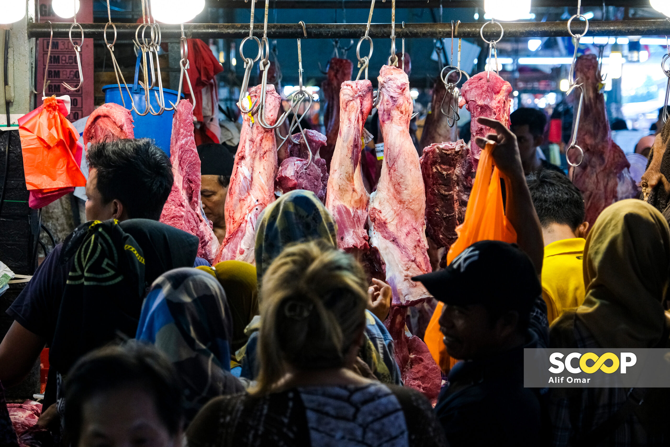 09042024 - Orang ramai membeli barang keperluan mentah dan kering bagi persiapan akhir sempena Hari Raya Aidilfitri di sekitar Pasar Chow Kit - ALIF OMAR 13