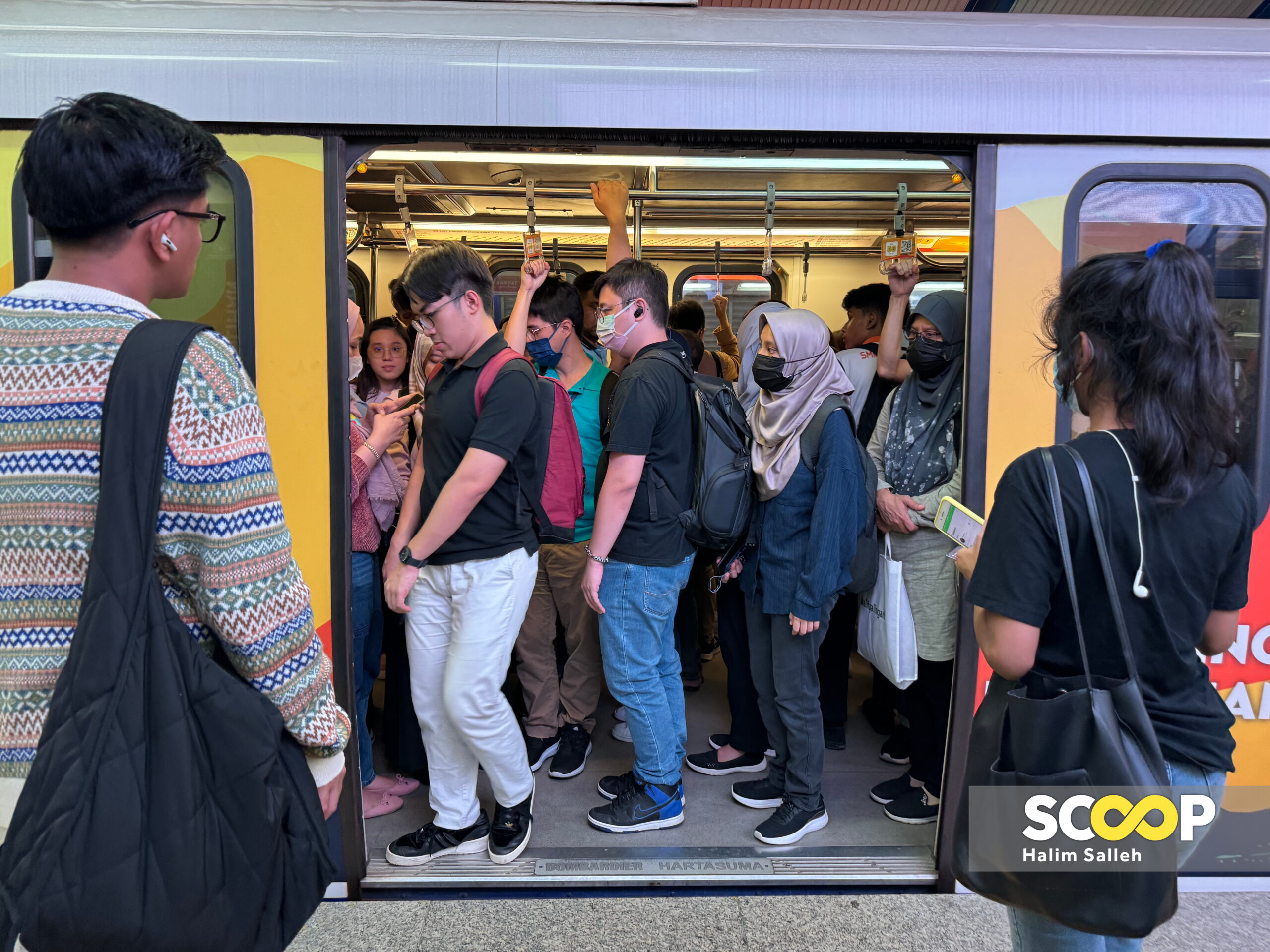 16052024 - Suasana sesak orang ramai ketika waktu kemuncak yang menggunakan perkhidmatan Transit Aliran Ringan (LRT) - HALIM SALLEH copy