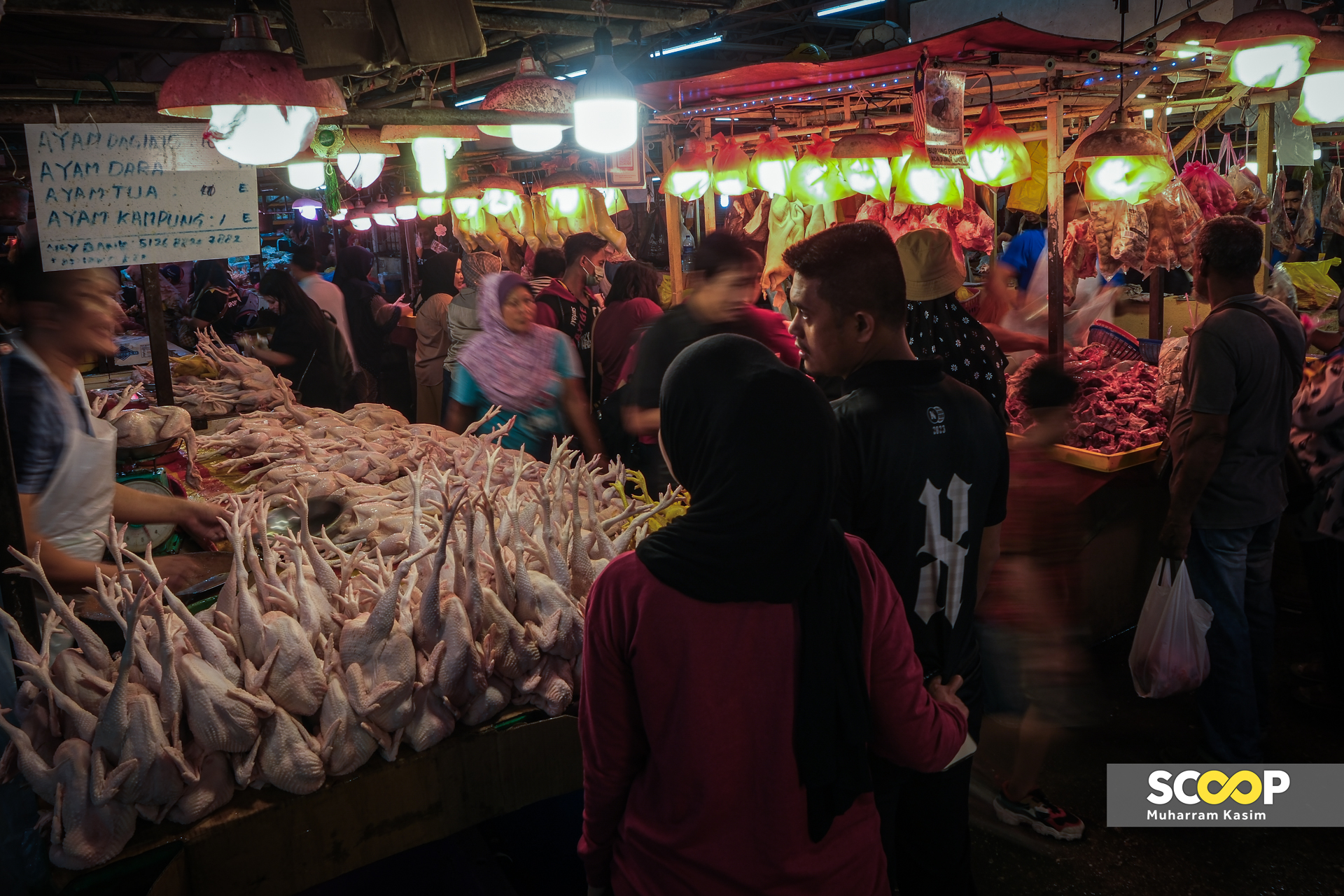 16062024 - Orang ramai membeli barangan basah di Pasar Chow Kit, Kuala Lumpur -09