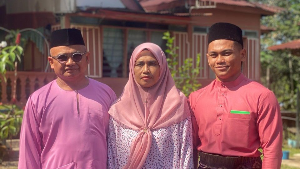 aniq kasdan with his parents